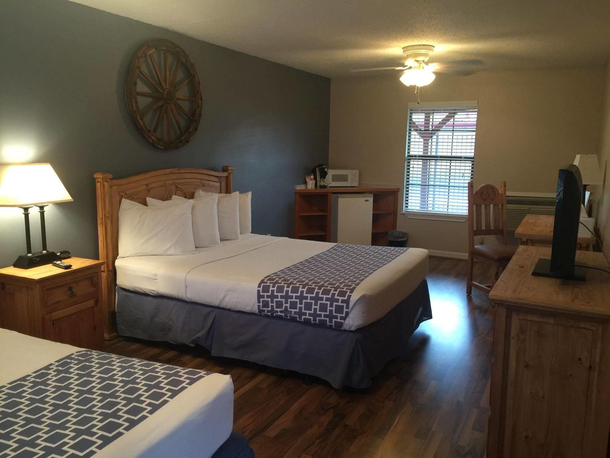 Four Horseman Travel Lodge Pilot Point Eksteriør bilde